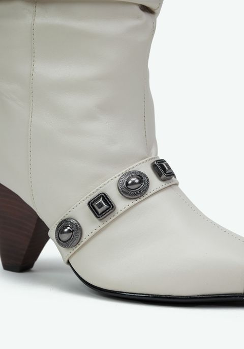 Bota Couro Com Rebites