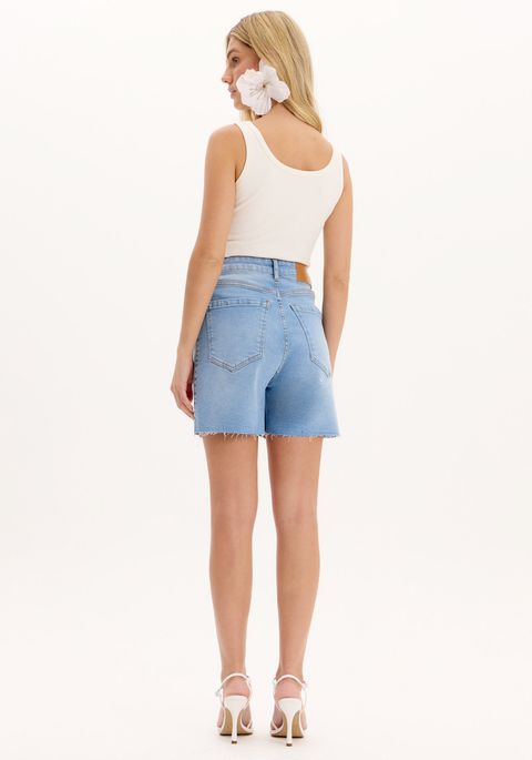 Bermuda Mom Jeans Com Cintura Alta E Barra Desfiada