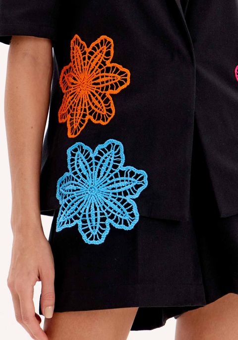 Blazer De Mangas Curtas Com Lapelas E Aplicações Florais