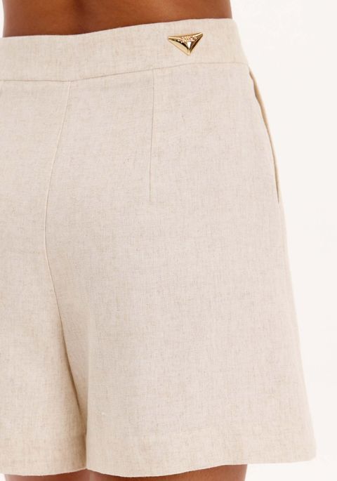Short Curto De Alfaiataria Com Cintura Alta E Fechamento Frontal