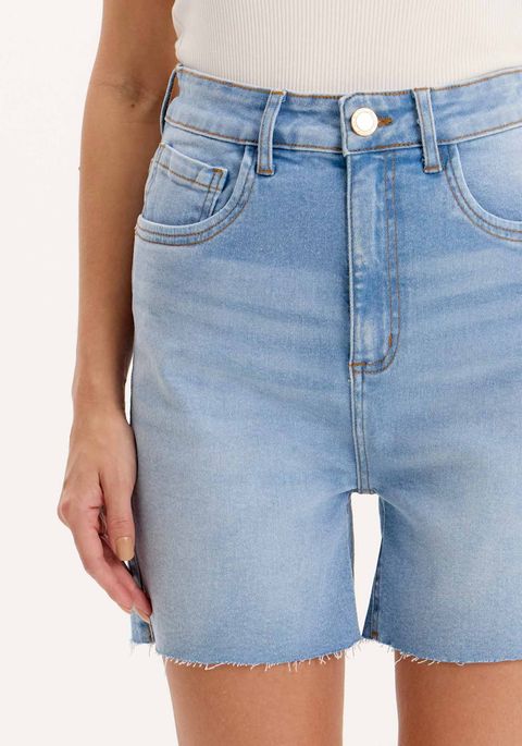 Bermuda Mom Jeans Com Cintura Alta E Barra Desfiada