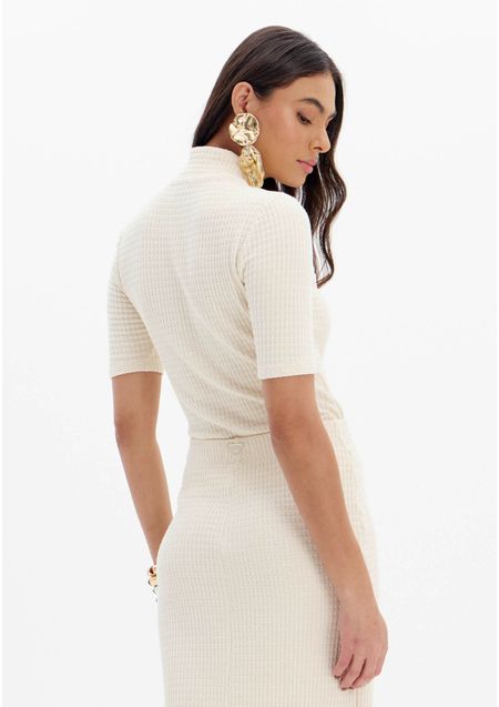 Blusa De Mangas Curtas Gola Alta Enfeite Frontal
