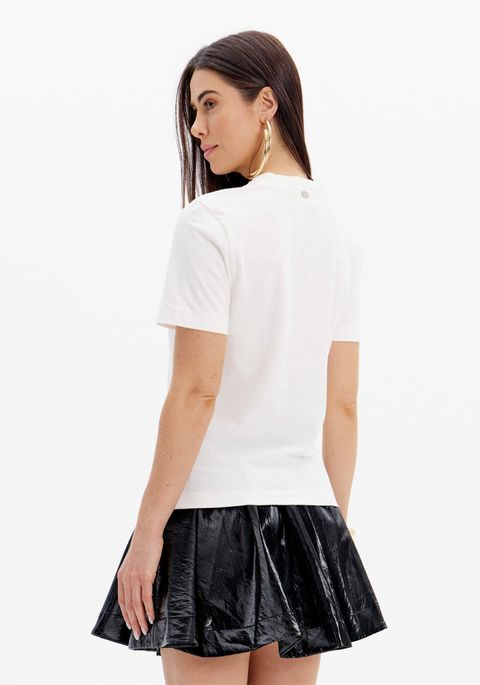 Blusa T-shirt De Mangas Curtas Com Etiqueta E Aplicações