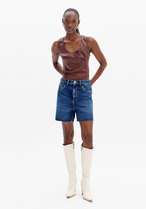 Short Jeans Mom Cintura Alta Bolso Bordado