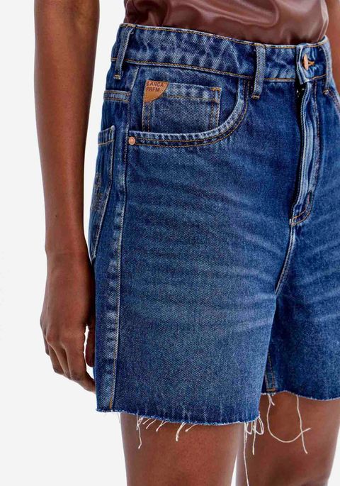 Short Jeans Mom Cintura Alta Bolso Bordado