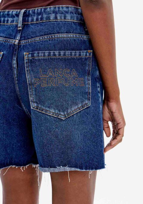 Short Jeans Mom Cintura Alta Bolso Bordado