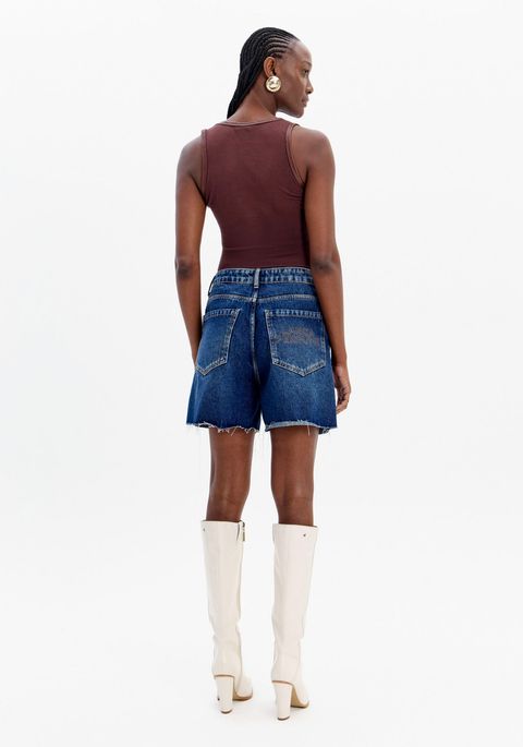 Short Jeans Mom Cintura Alta Bolso Bordado
