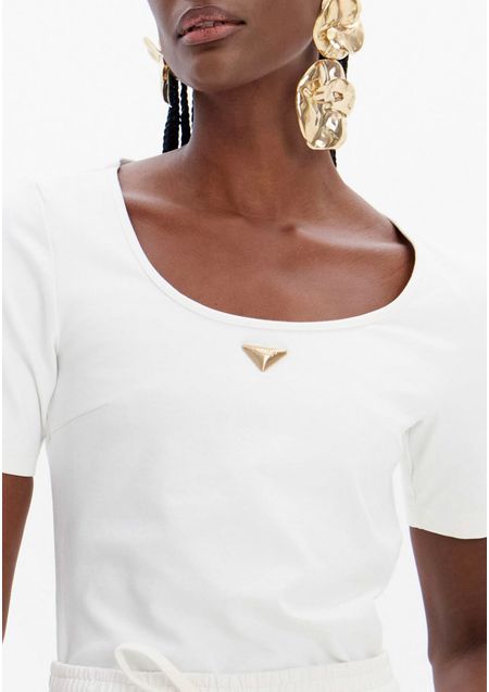 Blusa Justa Manga Curta Enfeite Frontal