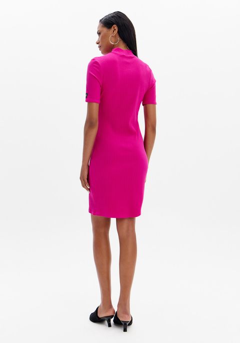 Vestido Curto Canelado Com Gola E Manga Curta
