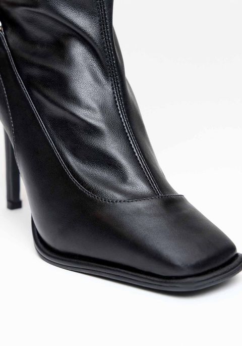 Bota Bico Quadrado Soft Com Letreiro Metal