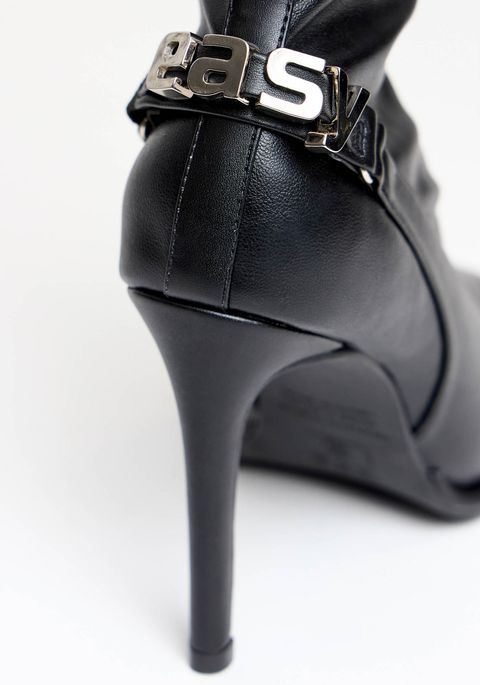 Bota Bico Quadrado Soft Com Letreiro Metal
