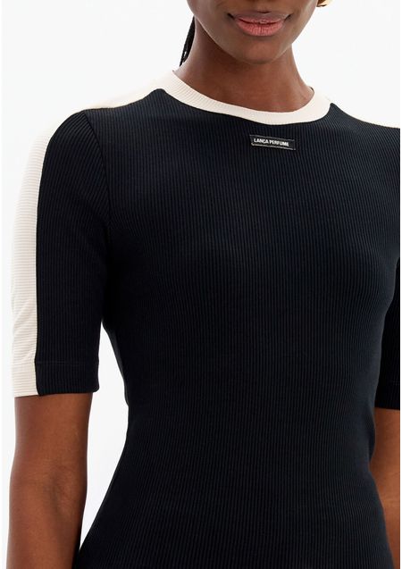Blusa Justa Canelada De Manga Curta