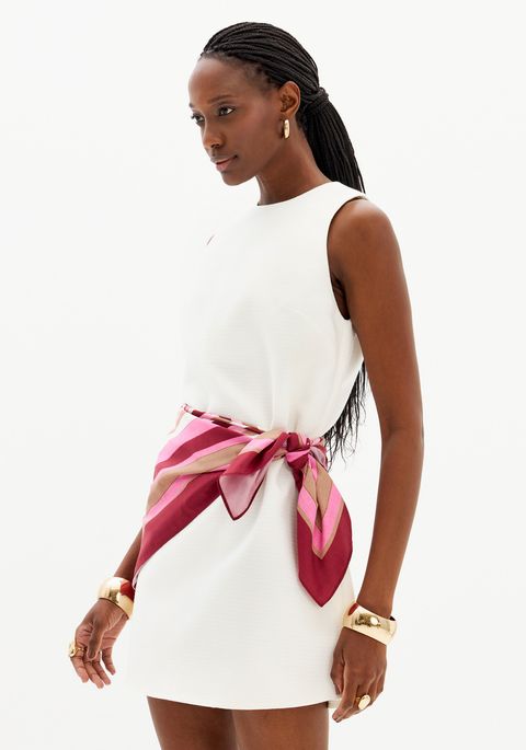 Vestido Curto Sem Manga Com Lenço