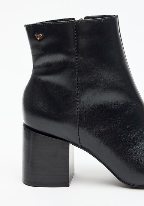 Bota Chelsea Couro Bico Fino