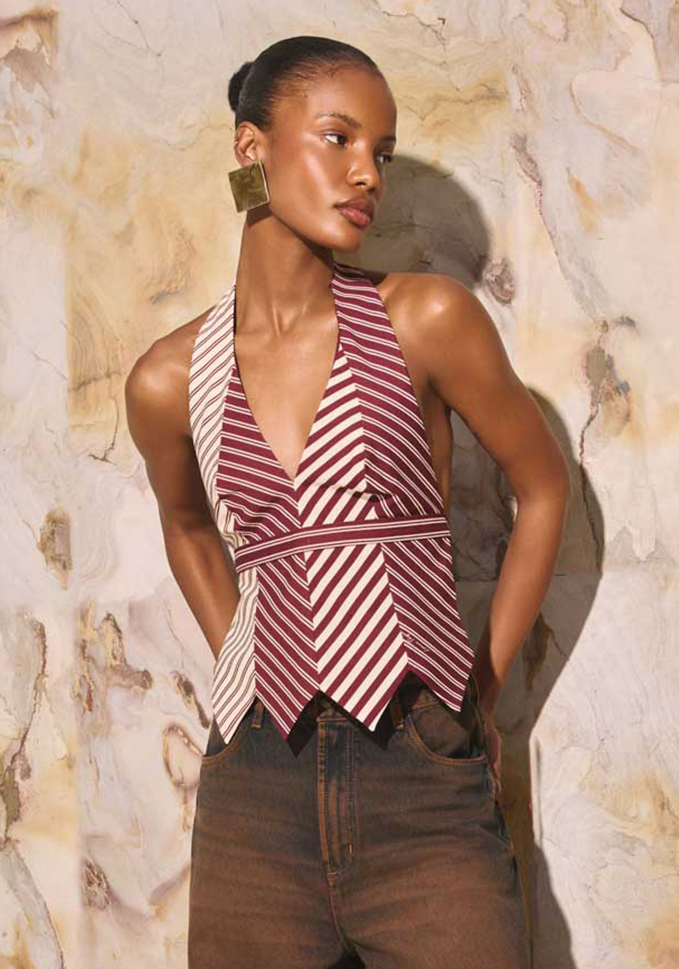 Blusa Frente Única Com Recortes