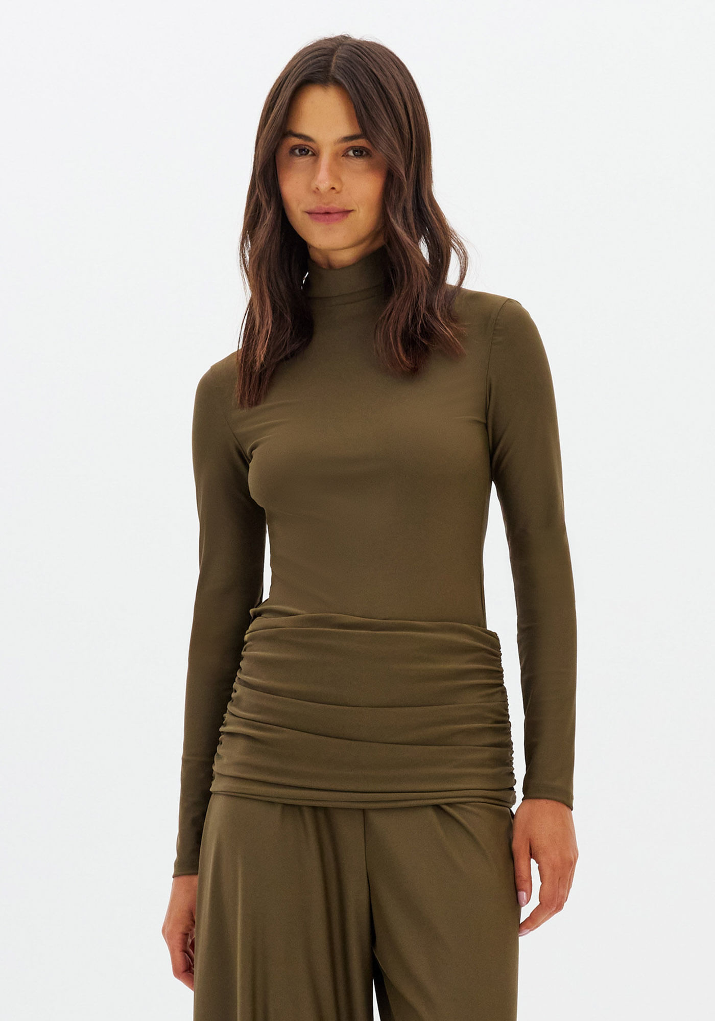 Blusa Gola Alta Com Manga Longa