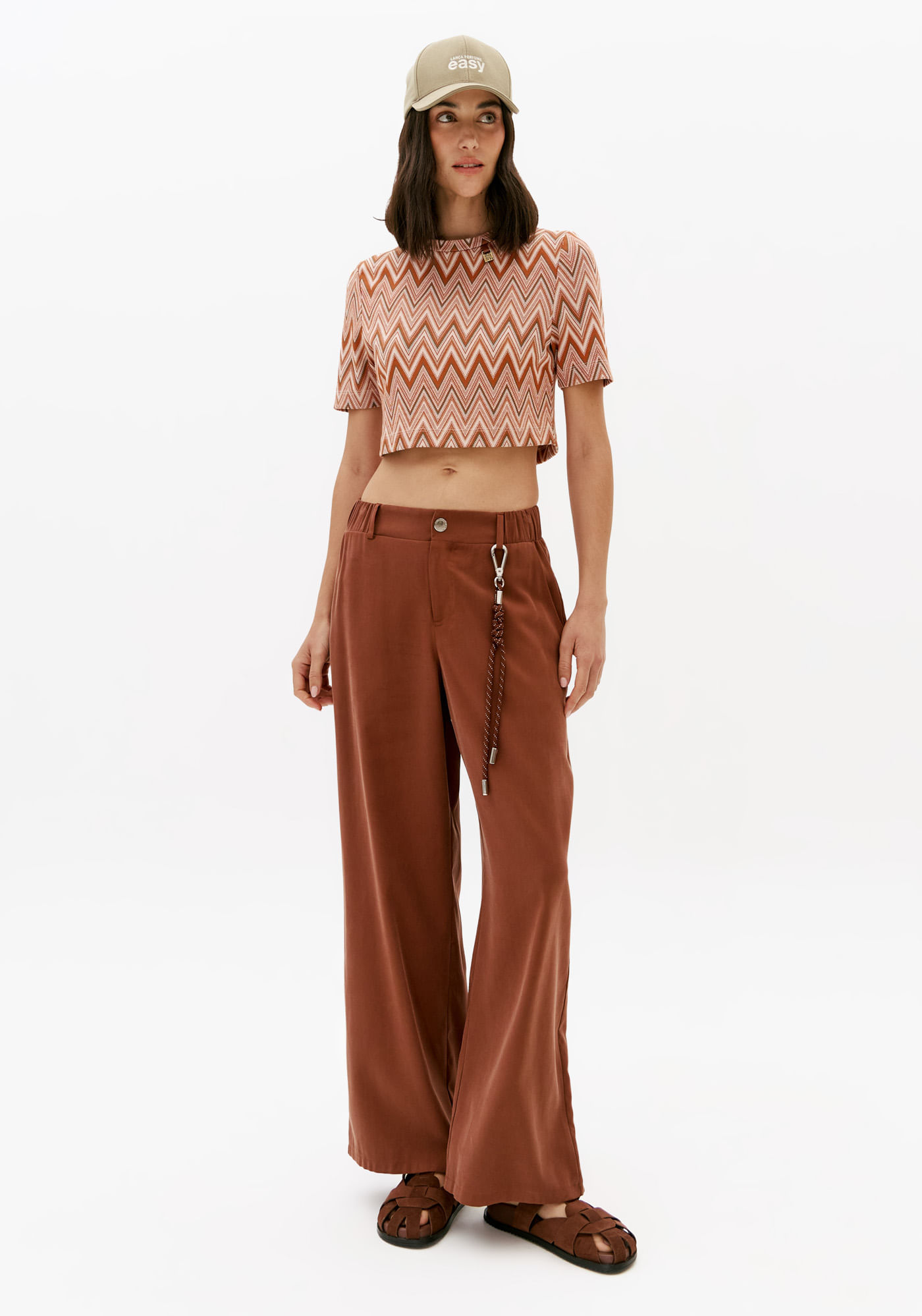 Calça Reta Cintura Média Com Chaveiro